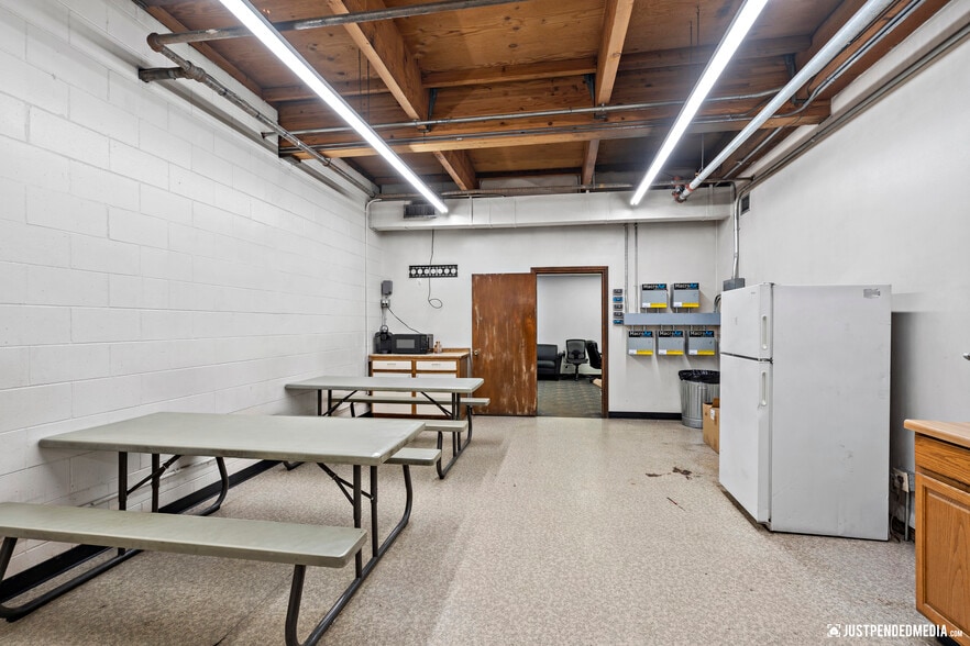 More Photos Of 1950 Gambell St, Anchorage Warehouse For Sale