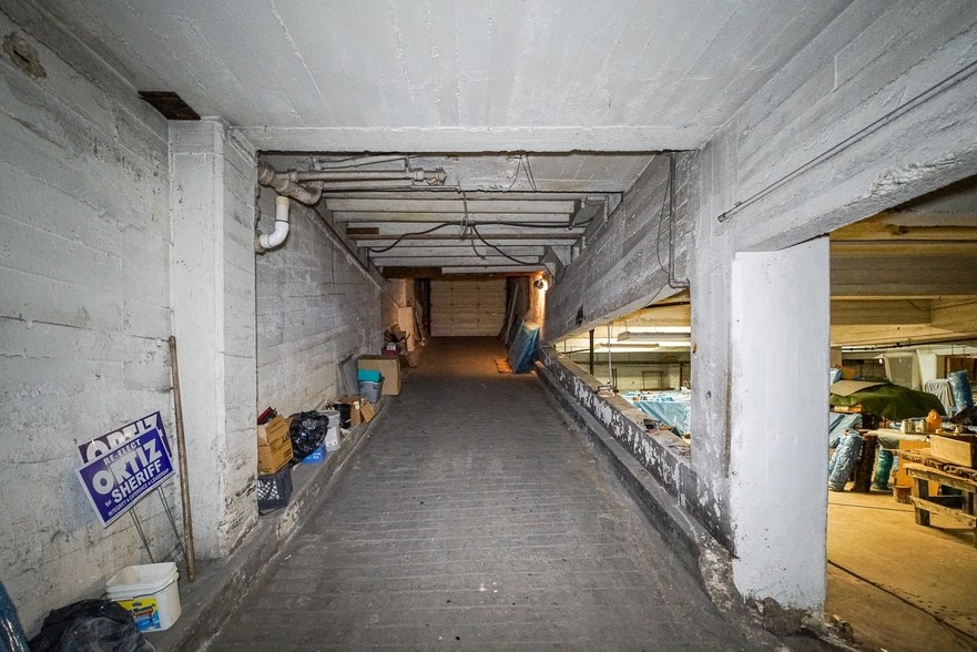 More Photos Of 900 Broadway St, San Antonio General Retail For Lease