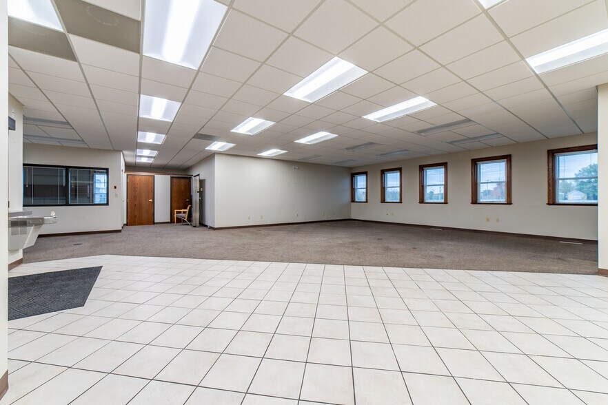 More Photos Of 2700 S Saint Peters Pky, Saint Peters Bank For Lease