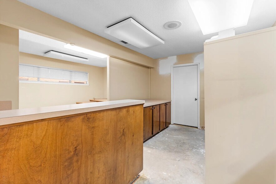 More Photos Of 260 Interstate 45 S, Huntsville Office For Lease