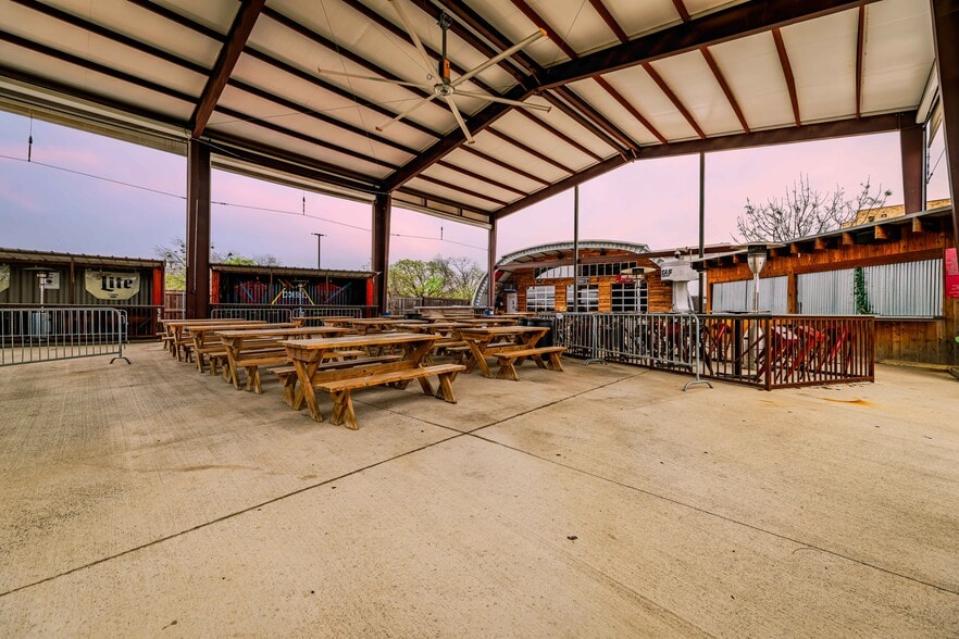 More Photos Of 309 S Oak St, Roanoke Restaurant For Lease