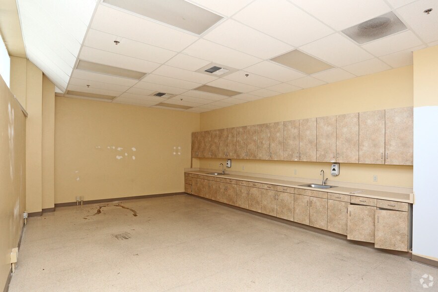 More Photos Of 1901 Chester Ave, Bakersfield Office For Sale