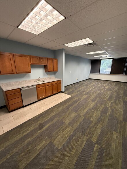 More Photos Of 8435 Keystone Crossing, Indianapolis Office For Lease