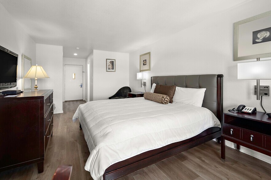 More Photos Of 700 Norris Harbor Dr, Crisfield Hotel For Sale