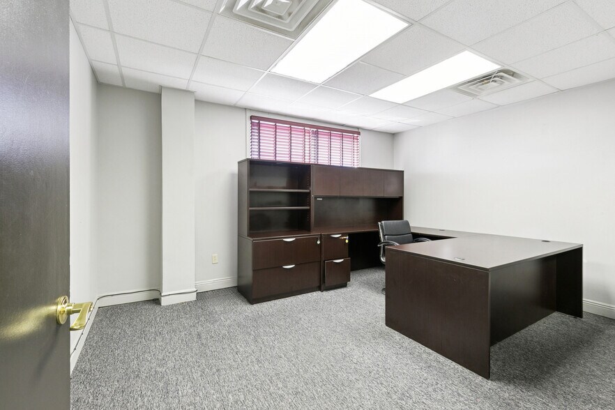 More Photos Of 1841 Enterprise Dr, Harvey Service For Lease
