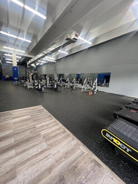 More Photos Of 4874 NW 167th St, Miami Lakes General Retail For Lease