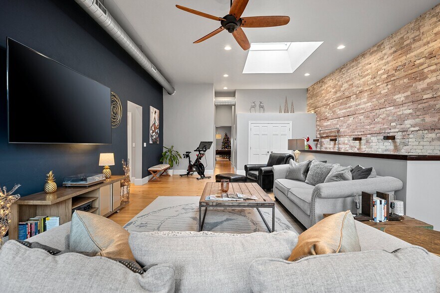 More Photos Of 408 Dousman St, Green Bay Storefront Retail Residential For Sale