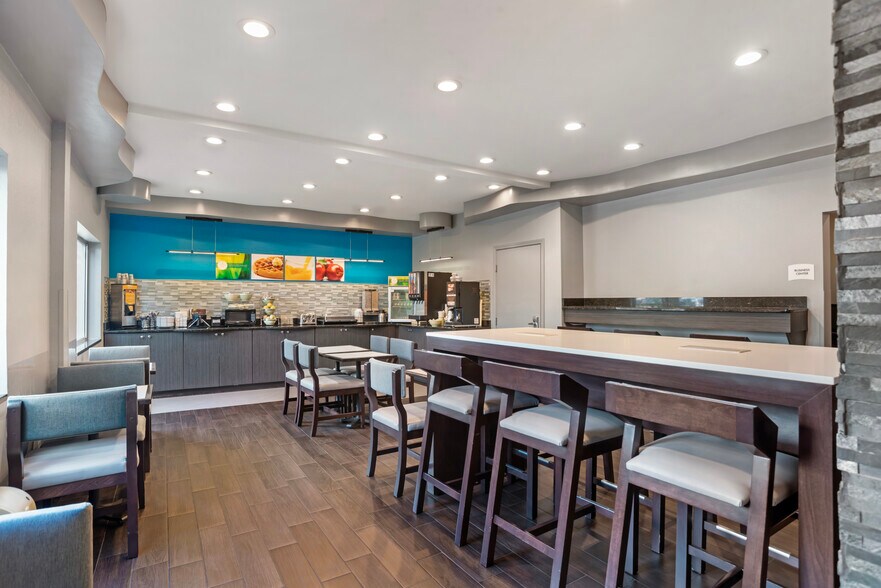 More Photos Of 707 Key Dr, Birmingham Hotel For Sale