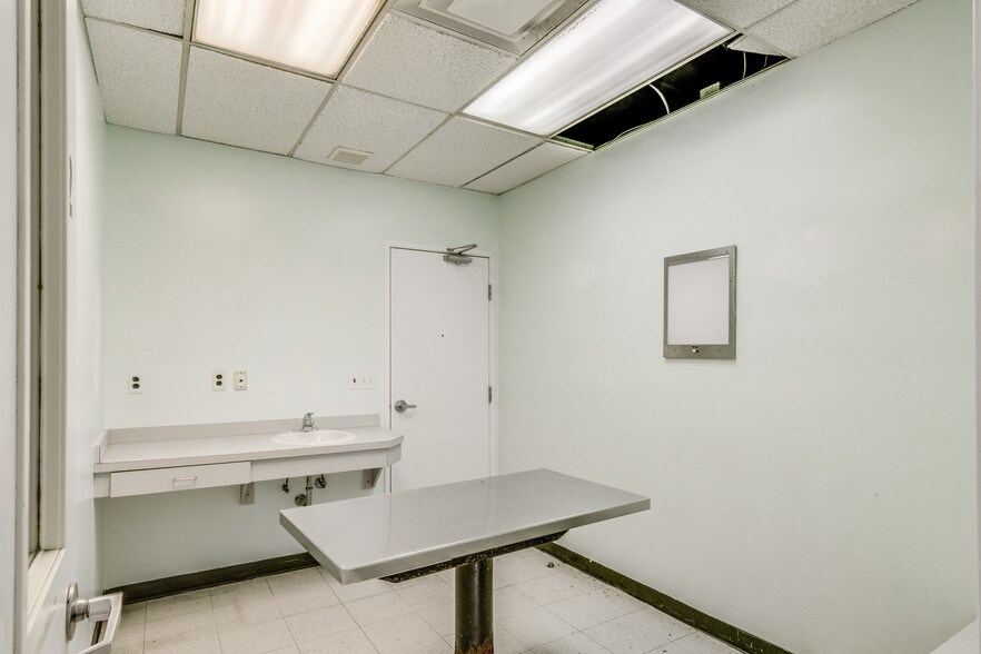 More Photos Of 5410 Allen Rd, Allen Park Medical For Sale