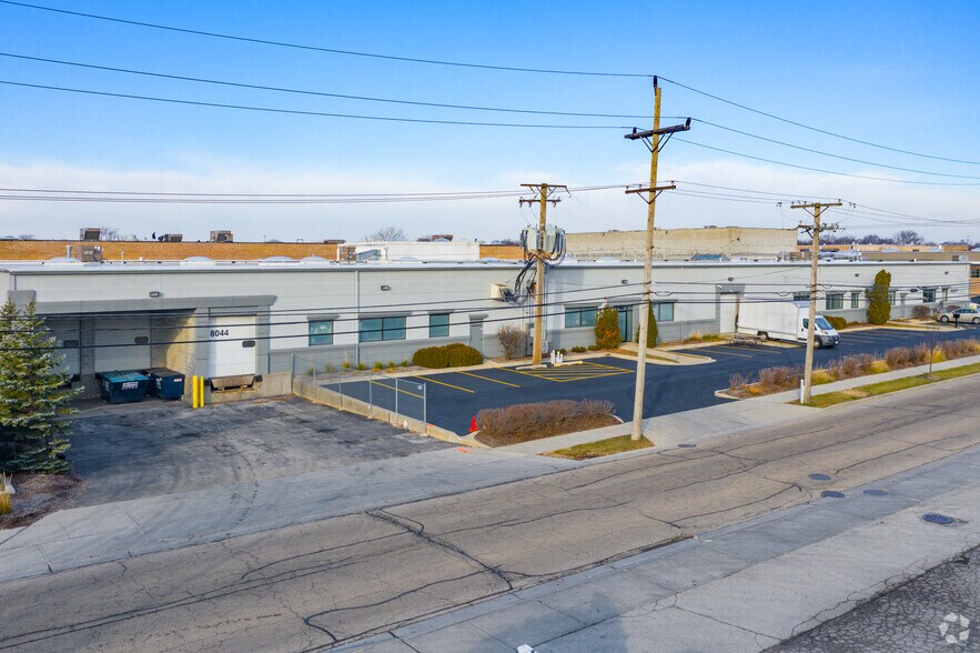 More Photos Of 3500 Oakton St, Skokie Warehouse For Lease