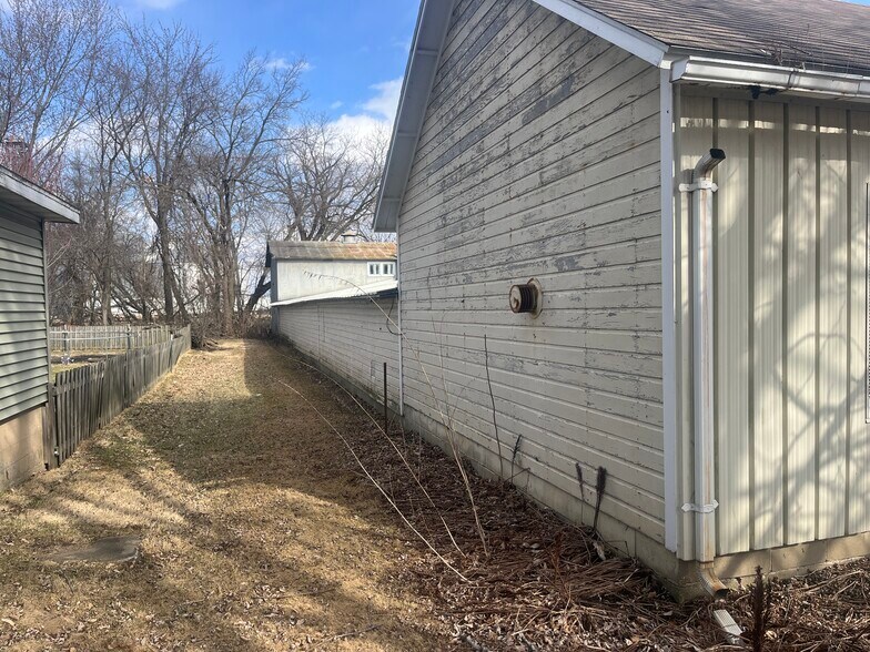 More Photos Of N3830 River Rd, Columbus Light Manufacturing For Sale