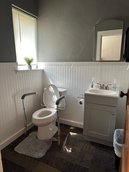 More Photos Of 332 15th St, Ashland General Retail For Sale