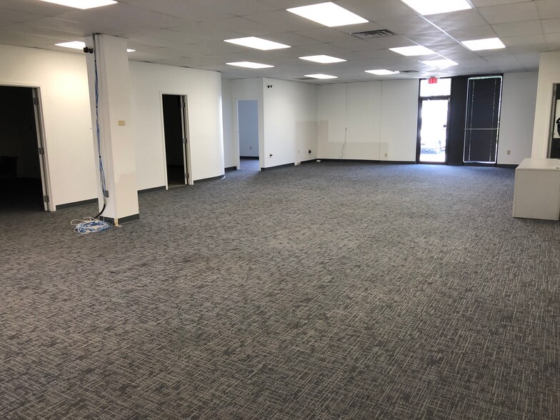 More Photos Of 10151-10167 Corporate Square Dr, Creve Coeur Office For Sale