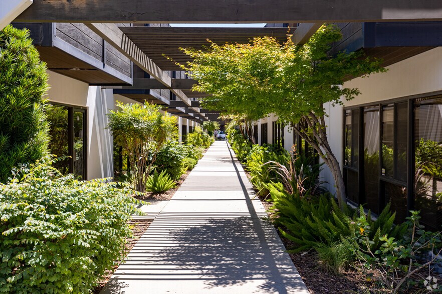 More Photos Of 23930-23978 Craftsman Rd, Calabasas Warehouse For Lease