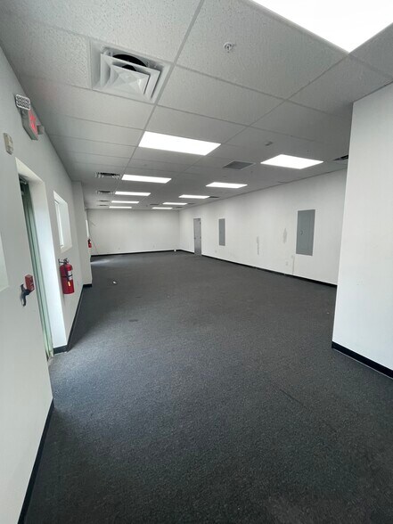 More Photos Of 6618-6628 26th Ct E, Sarasota Warehouse For Lease