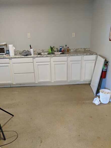 More Photos Of 2800 Hemphill St, Fort Worth Office For Sale