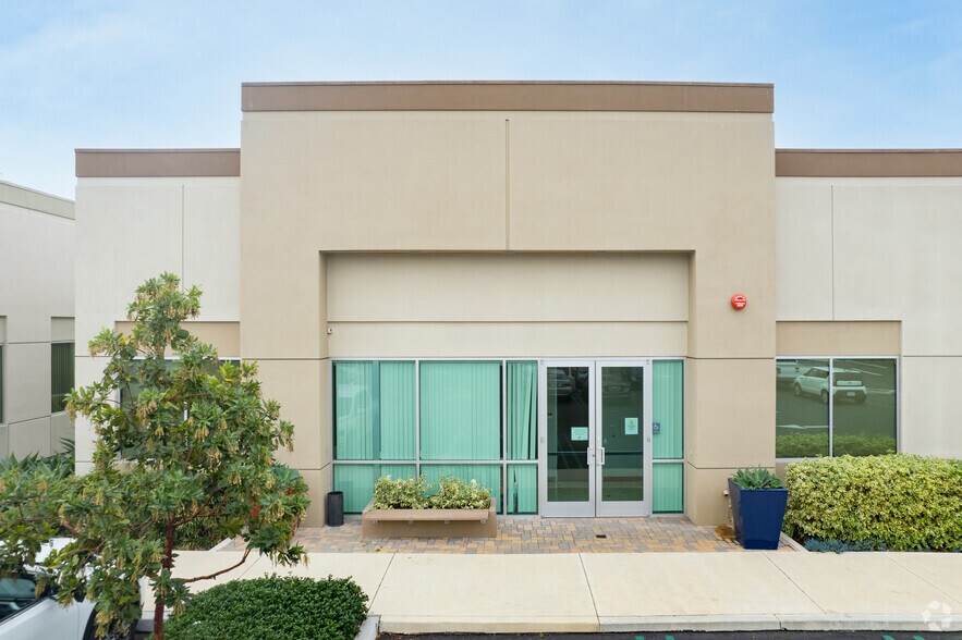 More Photos Of 90 Discovery, Irvine Office For Sale