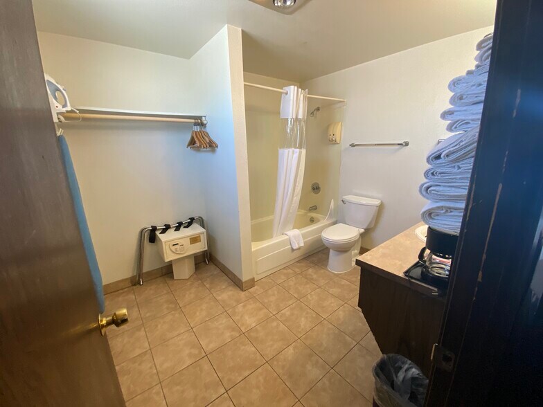 More Photos Of 408 Yakima Valley Hwy, Sunnyside Hotel For Sale