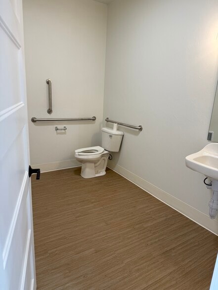 More Photos Of 1405 Enterprise Dr, De Pere Flex For Lease