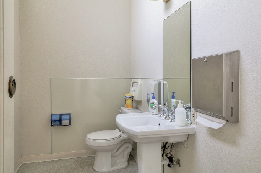 More Photos Of 449-455 San Benito St, Hollister Storefront Retail Office For Lease