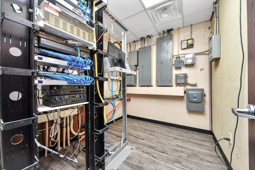 More Photos Of 10814 Woodedge Dr, Houston Warehouse For Sale