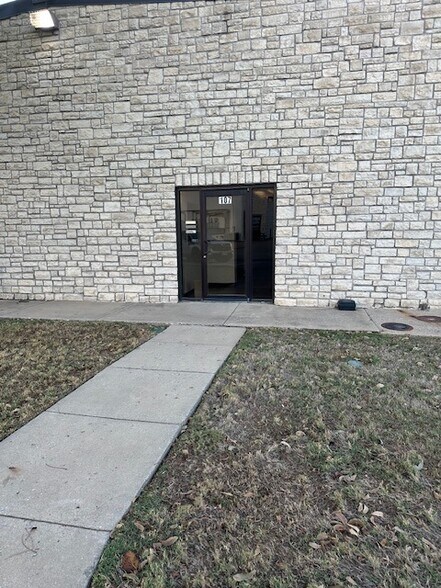 More Photos Of 194 Industrial Blvd, McKinney Showroom For Lease