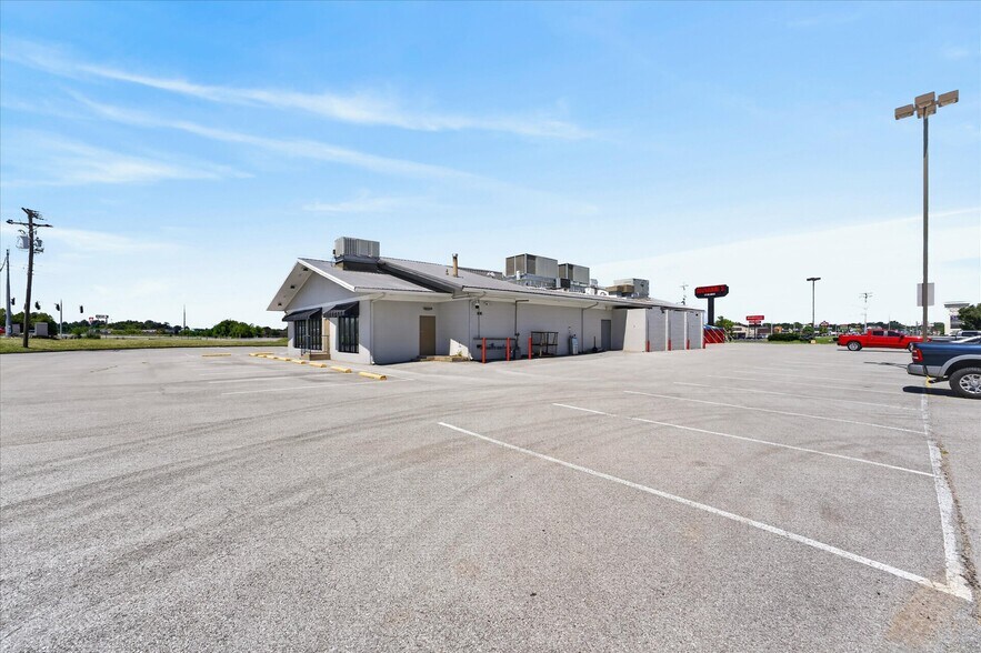 More Photos Of 4000 Fort Campbell Blvd, Hopkinsville Restaurant For Sale