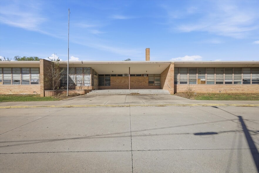 Primary Photo Of 1009 W Pacific, Osawatomie Schools For Sale