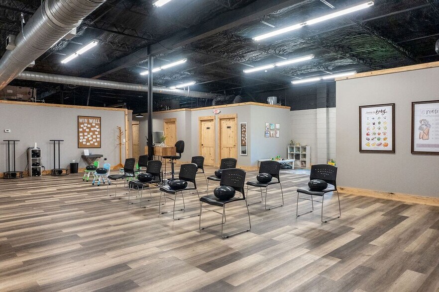 More Photos Of 214 S Church St, Dublin Flex For Sale