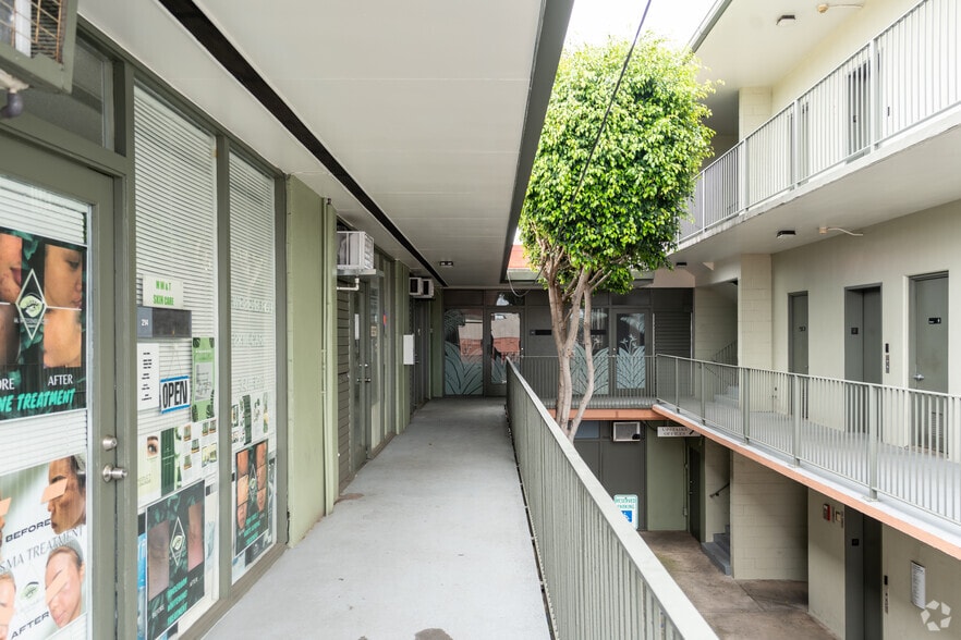 More Photos Of 1425 Dillingham Blvd, Honolulu General Retail For Lease