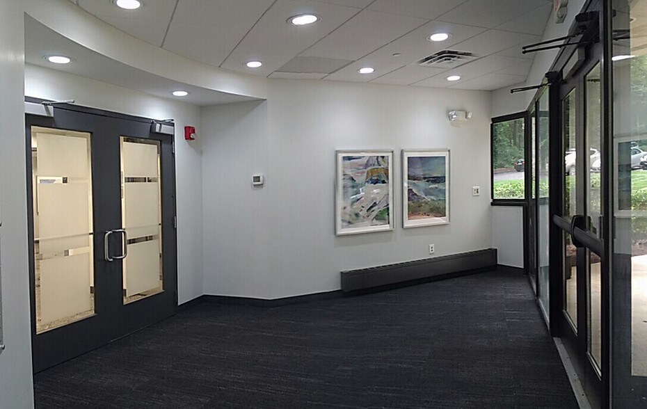 More Photos Of 160 Chapel Rd, Manchester Office For Sale