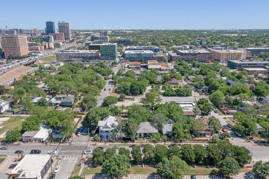More Photos Of 1006 E Cesar Chavez St, Austin Office For Sale