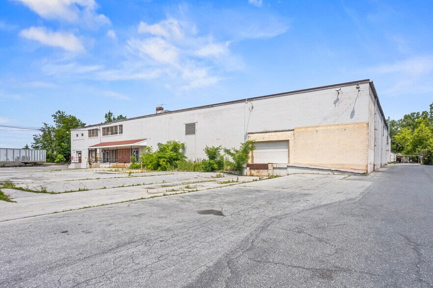 More Photos Of 1507 Willow St, Lebanon Warehouse For Sale