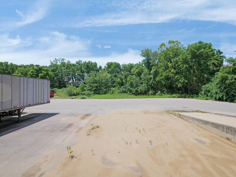 More Photos Of 5075-5095 Westerville Rd, Columbus Warehouse For Lease