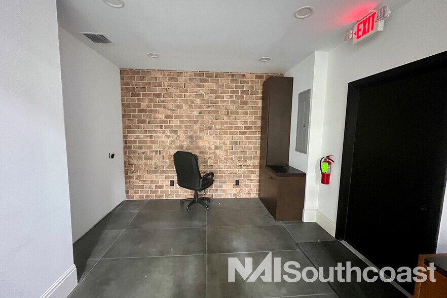 More Photos Of 4392 NE Ocean Blvd, Jensen Beach Storefront Retail Office For Lease