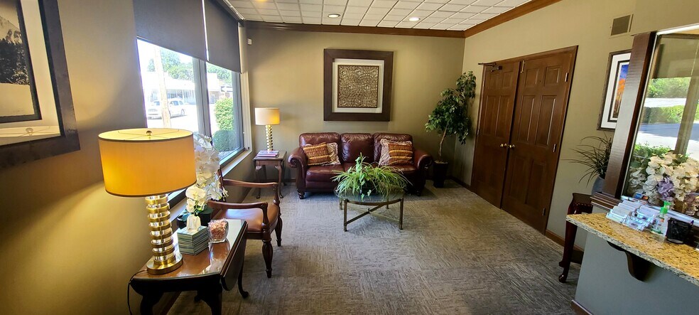 More Photos Of 320 N 5th St, Saint Charles Office For Sale