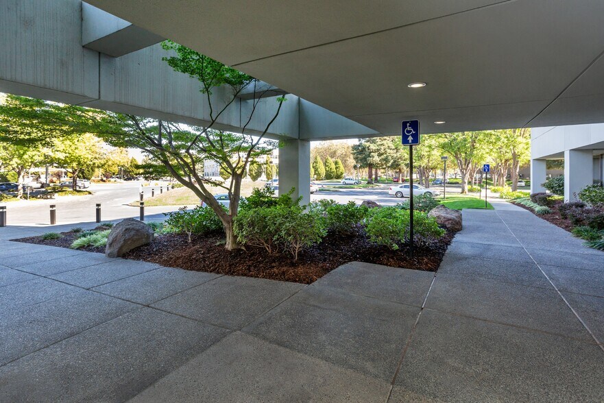 More Photos Of 2535 Capitol Oaks Dr, Sacramento Office For Lease