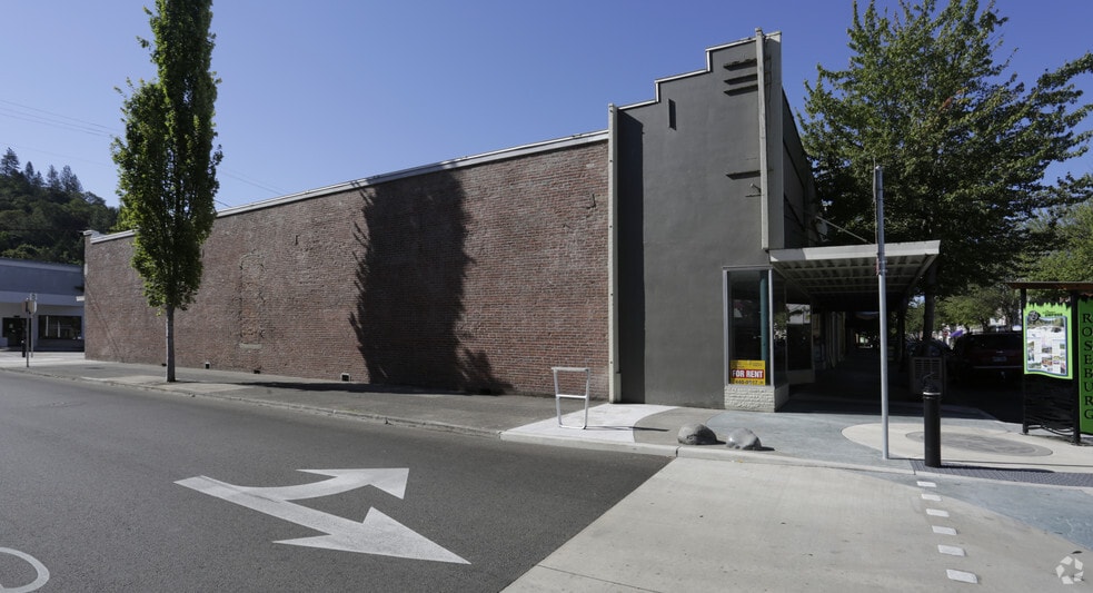 More Photos Of 507 SE Jackson St, Roseburg Storefront For Lease