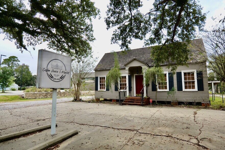 Primary Photo Of 1317 N Parkerson Ave, Crowley Storefront Retail Office For Sale