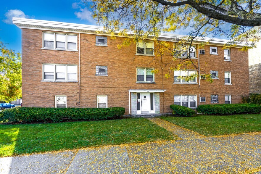 More Photos Of 4905 W Louise St, Skokie Apartments For Sale