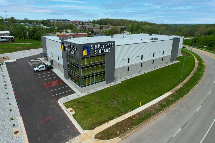 Primary Photo Of 543 West Old Weaver, Springfield Self Storage For Sale