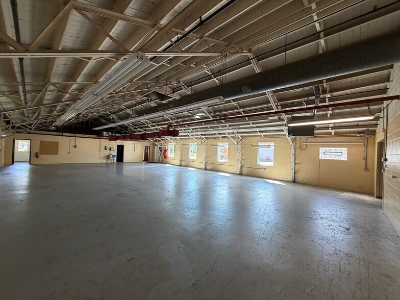 More Photos Of 925 W Wilson St, Batavia Industrial For Lease