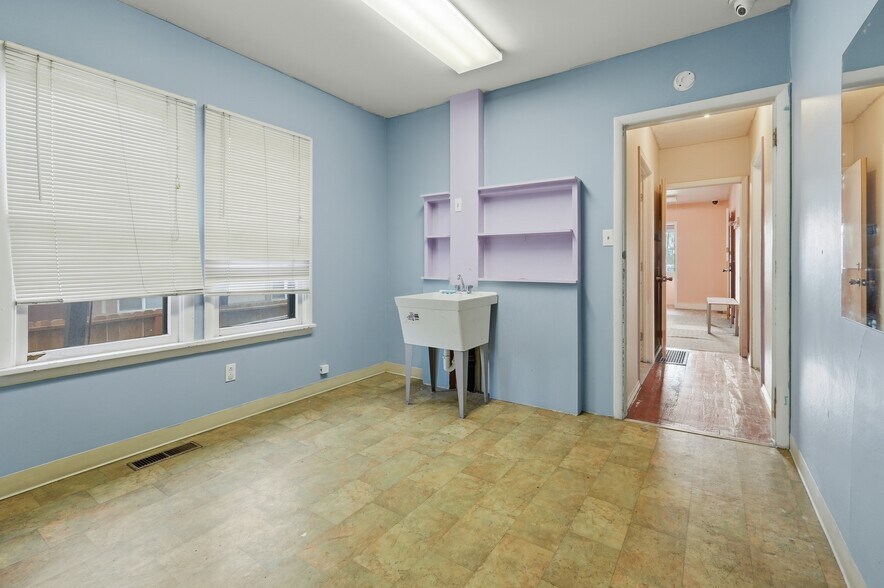 More Photos Of 819 12th Ave S, Nampa Storefront For Sale