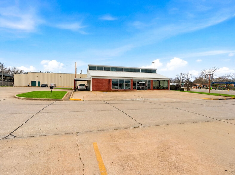 More Photos Of 530 N Mississippi Ave, Ada Freestanding For Sale