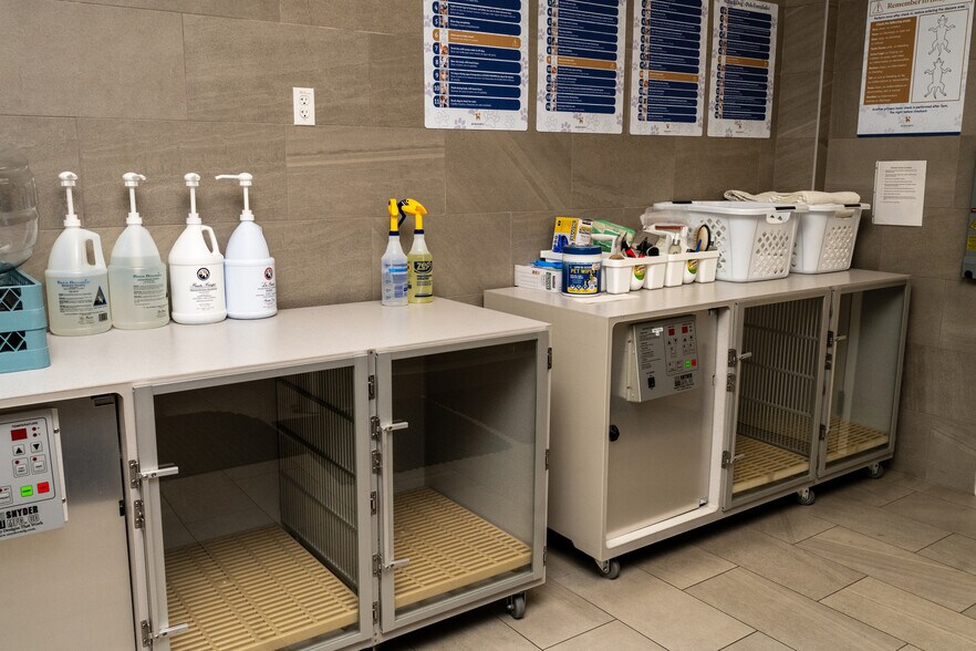 More Photos Of 2386 Florida Highway 426 Hwy, Oviedo Veterinarian Kennel For Sale