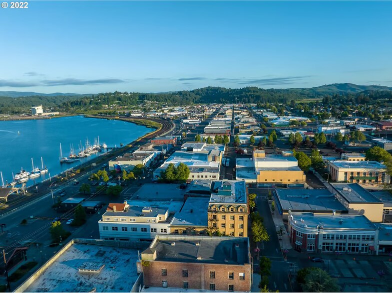 More Photos Of 181 Anderson Ave, Coos Bay Department Store For Sale
