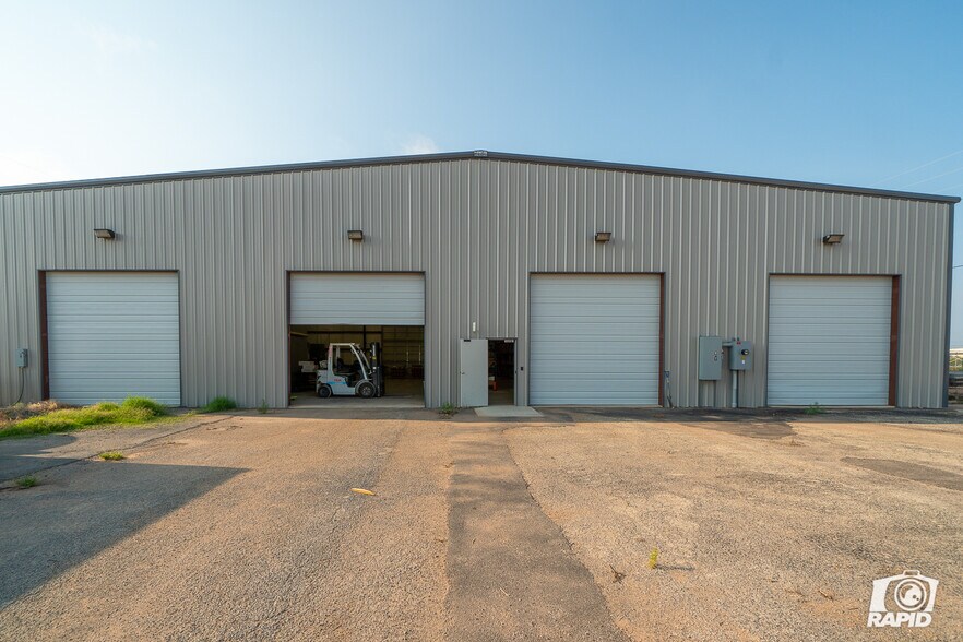 More Photos Of 7409 Industrial Ave, Midland Flex For Lease