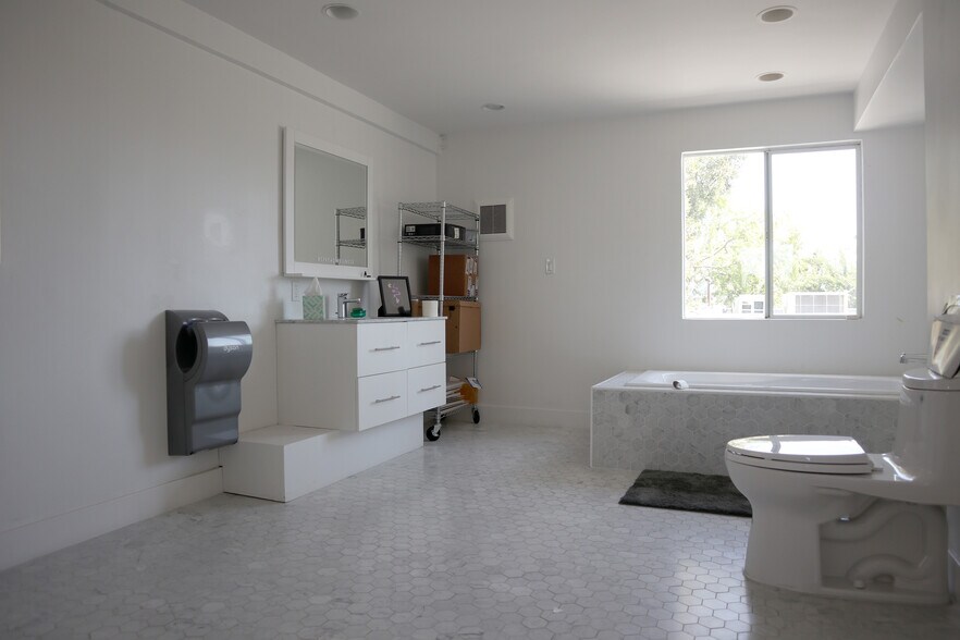 More Photos Of 1421 ABBOT KINNEY, Venice Office For Lease