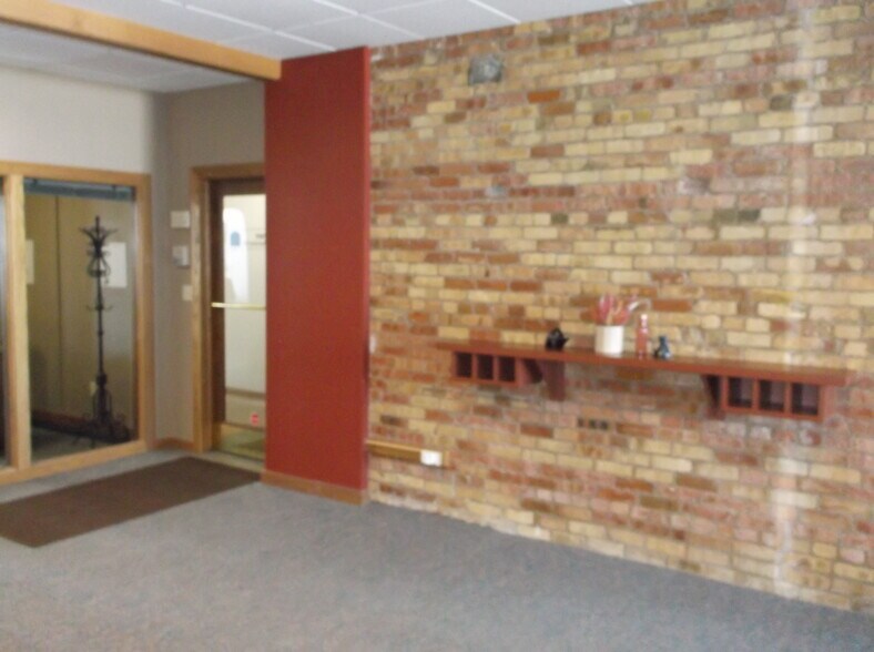 More Photos Of 600 S Main St, Oshkosh Office For Lease