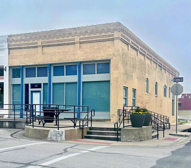 Primary Photo Of 215 S College St, Waxahachie Storefront For Lease